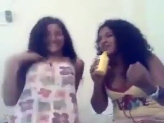 شرموطة مصرية بتلعب في بزازها وكسها قدام صاحبها والواد فشخ كسها نيك