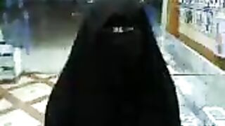 شاب سعودي ينيك بنت منقة ممحونة في المحل - سكس قديم