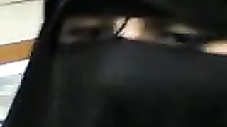 شاب سعودي ينيك بنت منقة ممحونة في المحل - سكس قديم