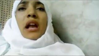 شرموطة مصرية محجبة بتلعب في بزازها وبتتناك