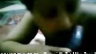 فيلم سكس لشرموطة يمنية تتناك من كسها الضيق - سكس قديم