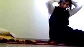 طالبة تصرخ من الوجع بصوت عالي وهي تتناك من طيزها بعنف