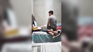 شاب مصري هايج واخد حبيبته على السرير ونازل في طيزها نيك