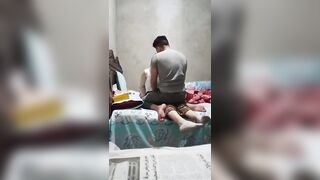 شاب مصري هايج واخد حبيبته على السرير ونازل في طيزها نيك