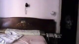 شرموطة مصريه يكلمها زوجها على التليفون وهى بتتناك