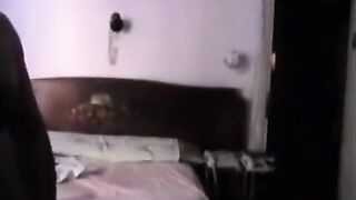 شرموطة مصريه يكلمها زوجها على التليفون وهى بتتناك