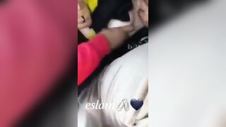 ديوث مصري واخد اخته لصحابه ينزلو فيها تقفيش في التوكتوك