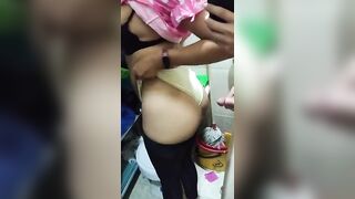 مصري زانق اخته الشرموطة في الحمام وفاشخها نيك خلفي