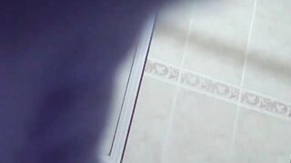 شاب عربي بيصور اخته وهي في الحمام بدون علمها