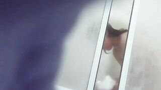 شاب عربي بيصور اخته وهي في الحمام بدون علمها