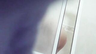 شاب عربي بيصور اخته وهي في الحمام بدون علمها