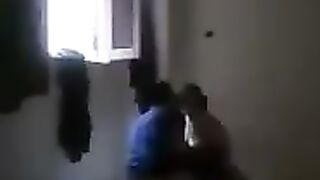 مصري هايج واخد مرات اخوه شقة مهجورة ويفشخها نيك