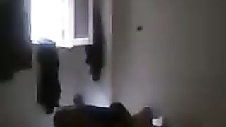 مصري هايج واخد مرات اخوه شقة مهجورة ويفشخها نيك