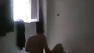 مصري هايج واخد مرات اخوه شقة مهجورة ويفشخها نيك