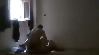 مصري هايج واخد مرات اخوه شقة مهجورة ويفشخها نيك