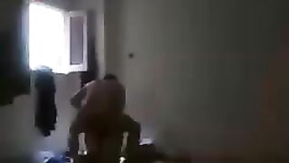 مصري هايج واخد مرات اخوه شقة مهجورة ويفشخها نيك