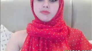 فتاة عربية محجبة تستمني كسها وتداعب بزازها