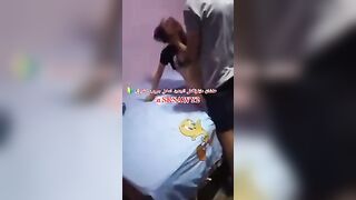 ديوث مصري فاشخ خطيبته من النيك قدام صاحبو