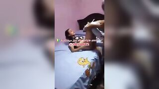 ديوث مصري فاشخ خطيبته من النيك قدام صاحبو