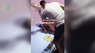 ديوث مصري فاشخ خطيبته من النيك قدام صاحبو