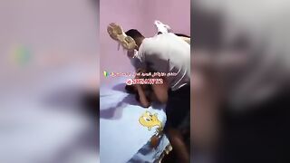 ديوث مصري فاشخ خطيبته من النيك قدام صاحبو