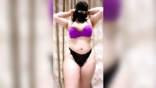 فيديو قمرهم تعرض طيزها الكبيرة مع المتابعين في اللايف