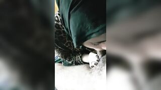 فيديو مسرب لمصرية محجبة بتمص زب حبيبها زي المحرومة