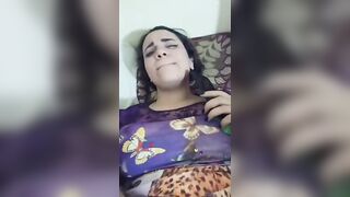 فاجرة مصرية بتتشرمط وهي بتتكلم في التلفون وتتناك