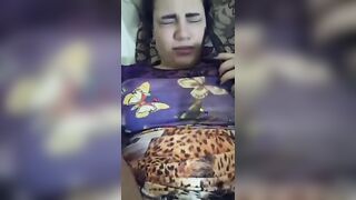 فاجرة مصرية بتتشرمط وهي بتتكلم في التلفون وتتناك