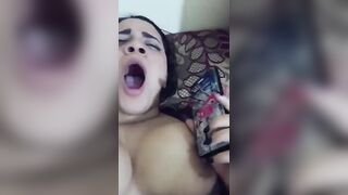 فاجرة مصرية بتتشرمط وهي بتتكلم في التلفون وتتناك