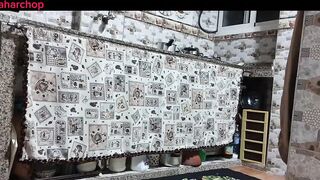 شاب جزائري يتحرش بزوجة ابوه ويفخشها نيك في المطبخ