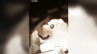 فيديو مسرب لشاب هايج بيتجسس على اخته في الحمام