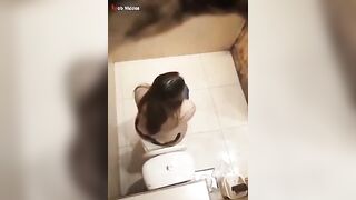 فيديو مسرب لشاب هايج بيتجسس على اخته في الحمام