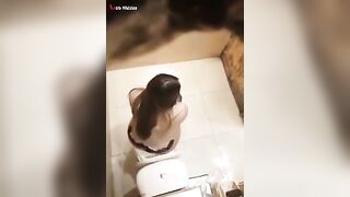 فيديو مسرب لشاب هايج بيتجسس على اخته في الحمام