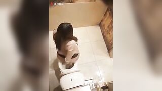 فيديو مسرب لشاب هايج بيتجسس على اخته في الحمام