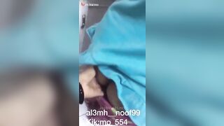 شاب خليجي هايج بيهيج على اخته ويحط زبه بين فخادها