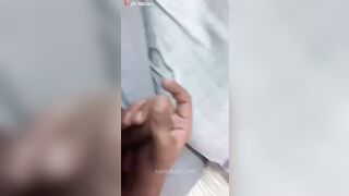 شاب خليجي هايج بيهيج على اخته ويحط زبه بين فخادها