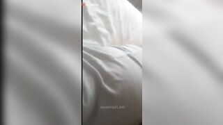 شاب خليجي هايج بيهيج على اخته ويحط زبه بين فخادها