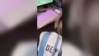 سعودي ينيك ارجنتينية هايجة وهما بيتفرجوا على الماتش