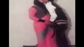 شاب هايج مع مصرية مجبة نازل فيها نيك وتقفيش في بيته