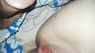 فيلم سكس هايجة مصرية بتنام لاخوها وهو نازل في طيزها نيك على السرير - سكس مصري قديم