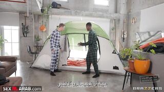 ممارسة الجنس مع العاهرة روكسي انا وصديقي في خيمتنا - سكس مترجم
