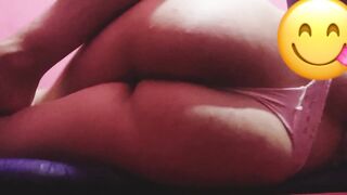 كنت ناعسة على السرير جه ابن عمي يلعبلي في الطبون وناكني على سريري - سكس مغربي