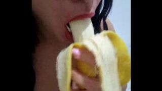 شرموطة مصرية من المنصورة بتصور لحبيبها وهي بتقفش بزازها وتضرب سبعة ونص