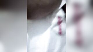 مغربية بتصور لحبيبها بزازها الكبيرة وتلعب في كسها وتجيبهم وكلام يهيج