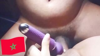 اخويا الهايج دخل عليا وانا بنيك كسي بالهزاز وناك كسي وجباهم جوايه - سكس مغربي