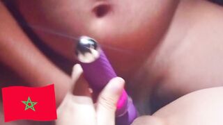 اخويا الهايج دخل عليا وانا بنيك كسي بالهزاز وناك كسي وجباهم جوايه - سكس مغربي
